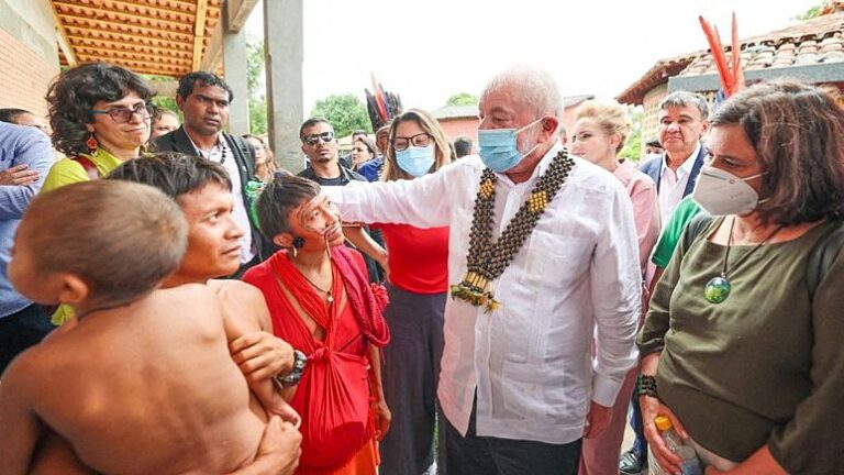 O presidente do Brasil, Luiz Inácio Lula da Silva, observa enquanto visita a Casa de Saúde Indígena Yanomami (CASA Yanomami) em Boa Vista, estado de Roraima, Brasil 21 de janeiro de 2023