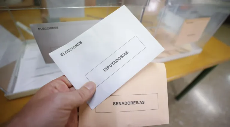 Cédulas para votação durante as eleições gerais em 23 de julho de 2023 em Granada, Espanha.