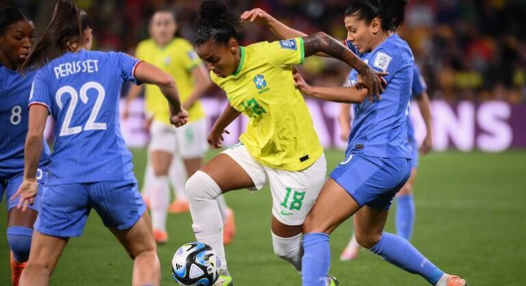 A França derrotou, neste sábado (29), o Brasil pela Copa do Mundo Feminina, chegou a quatro pontos e encaminhou a classificação para as oitavas de final.