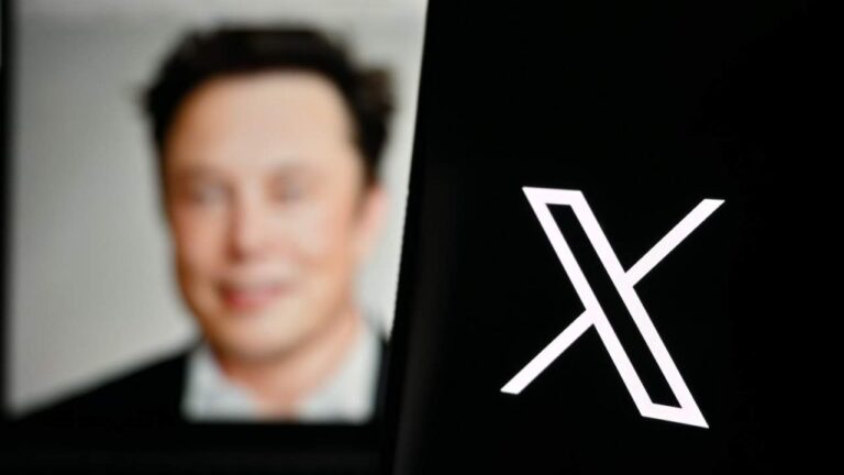 Imagem do Elon Musk CEO do "X", antigo Twitter, ao lado da logomarca do "X".