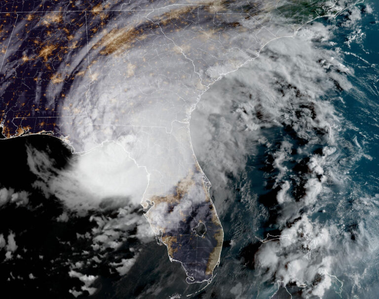 Idalia é vista sobre a Flórida nesta imagem de satélite tirada às 7h51 horário do leste dos EUA na quarta-feira. NOAA