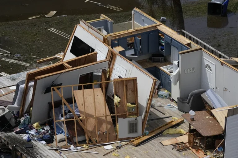 Nesta foto tirada em um voo fornecido por mediccorps.org, os restos de uma casa destruída construída sobre uma plataforma sobre estacas são vistos em Keaton Beach, Flórida, após a passagem do furacão Idalia, quarta-feira, 30 de agosto de 2023. ( AP Foto/Rebecca Blackwell)