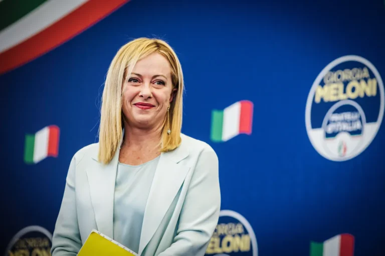 Giorgia Meloni é a primeira mulher PM da Itália e o mais recente ícone da feminilidade fascista