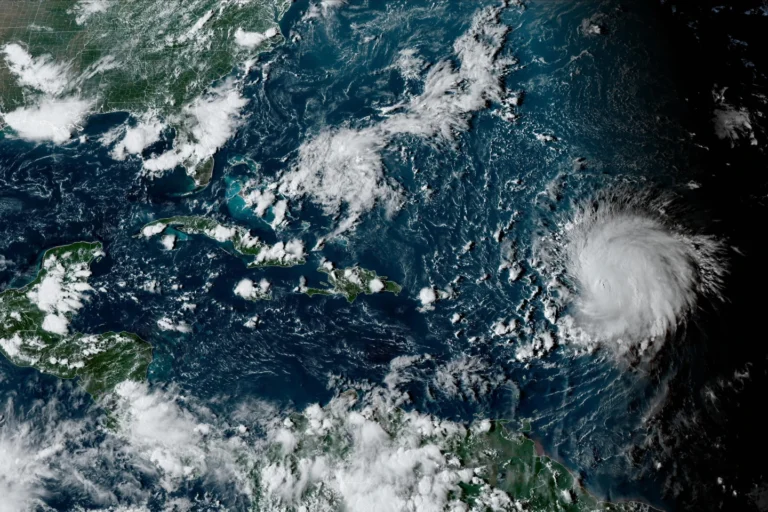 O furacão Lee desencadeia fortes ondas no norte do Caribe enquanto avança em águas abertas