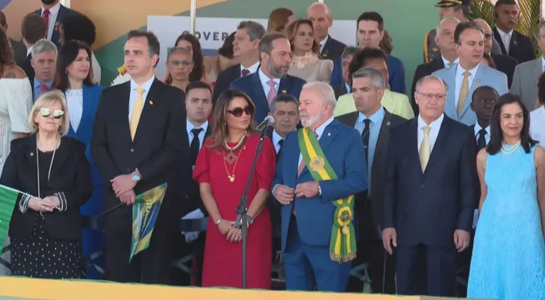 O presidente Lula participou de seu primeiro 7 de Setembro desde a volta à Presidência.