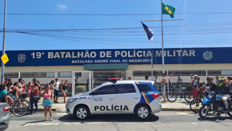 Viatura da Polícia Militar de Pernambuco em frente ao 19º BPM