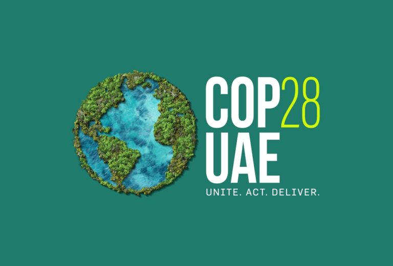 Um globo feito de folhas e árvores verdes, com água azul, em um fundo verde. O texto “COP28 UAE” está escrito em amarelo no lado direito da imagem. O slogan “Unir. Agir. Entregar.” está escrito em branco abaixo do texto. A imagem representa a 28ª Conferência das Partes (COP28) da Convenção-Quadro das Nações Unidas sobre Mudança do Clima (UNFCCC), que será realizada nos Emirados Árabes Unidos em 2023.