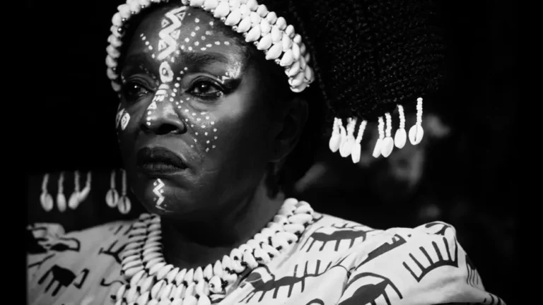 Imagem de uma mulher negra no filme Mami Wata (C.J. "Fiery" Obasi, Nigéria/França, 2023)