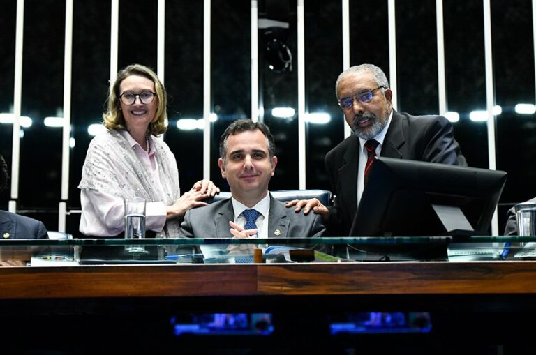 Paim (dir) e Rodrigo Pacheco, com a autora do projeto, Maria do Rosário, quando da aprovação no Senado