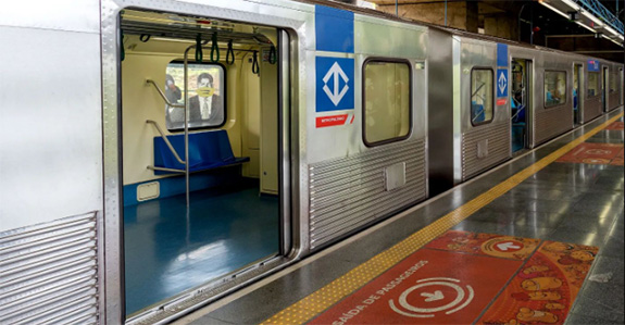 Imagem mostra trem do metrô de São Paulo parada na estação com suas portas abertas.