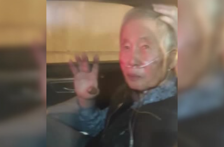 Alberto Fujimori em um carro, a caminho de casa após 16 anos de prisão