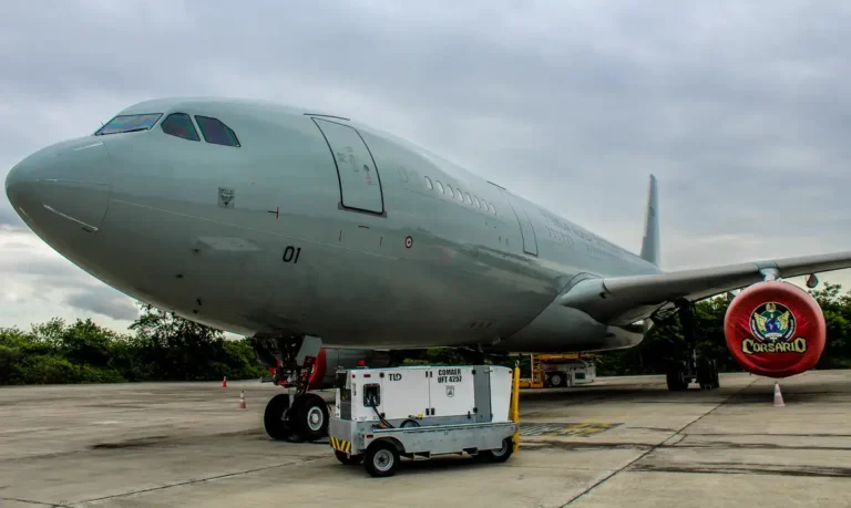 Imagem mostra a aeronave KC-30 (Airbus A330 200) da FAB, em prontidão para resgatar refugiados brasileiros em Gaza.