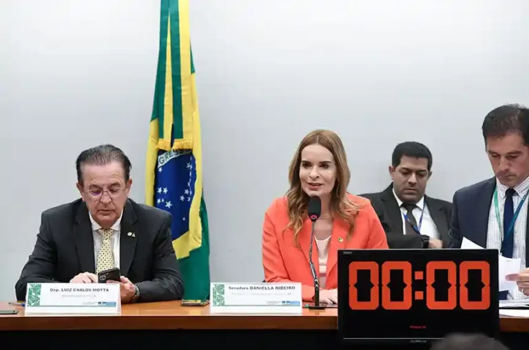 O relator geral do Orçamento, deputado Luiz Carlos Motta, e a presidente da CMO, senadora Daniella Ribeiro - Fonte Senado