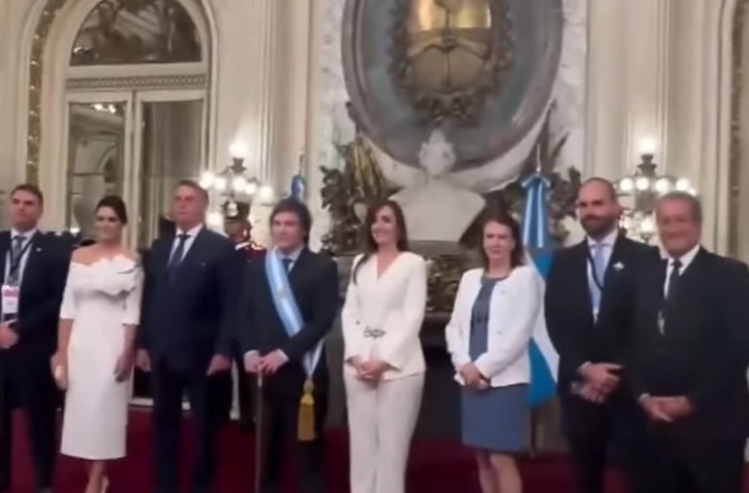Bolsonaro é barrado ao tentar aparecer em foto de chefes de Estado com Milei