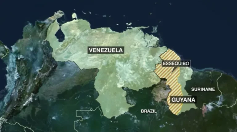 Este mapa apresenta uma visão de satélite da América do Sul, com os países Venezuela, Brasil, Suriname e Guiana destacados em amarelo claro. Os nomes dos países estão indicados em texto branco sobre o fundo azul escuro que representa o oceano.