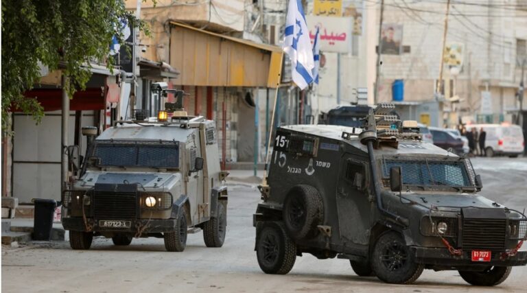 Veículos militares israelenses circulam na rua durante um ataque israelense em Jenin, na Cisjordânia ocupada, em 21 de janeiro de 2025