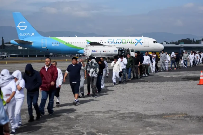 Deportados dos EUA chegando algemados