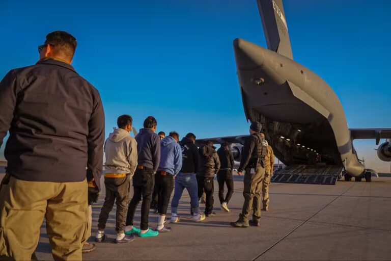 Imigrantes em processo de deportação são levados a avião militar dos EUA, em janeiro de 2025. — Foto: Divulgação/ Casa Branca