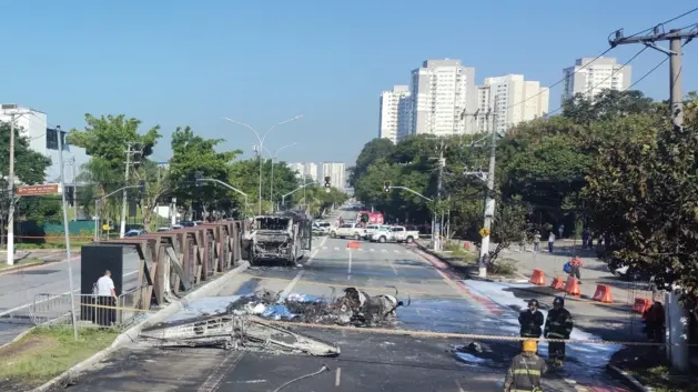 Avião cai na avenida Marquês de São Vicente, em São Paulo, 2 morrem