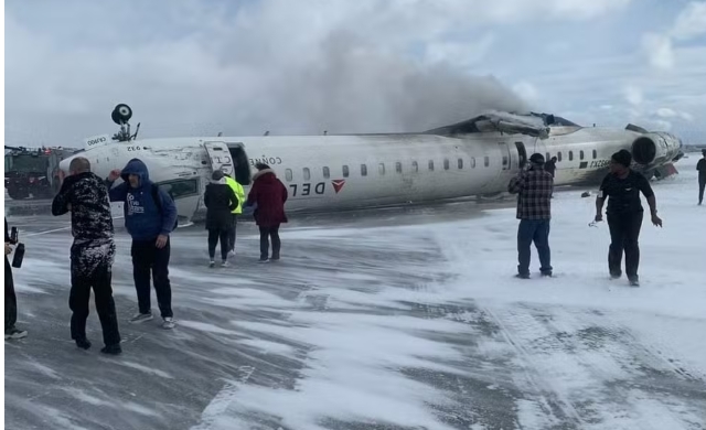 Avião da Delta capota ao pousar em Toronto; há feridos