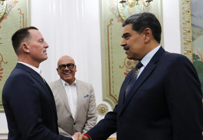 O enviado de Trump e um Maduro sorridente reiniciam as relações com a Venezuela