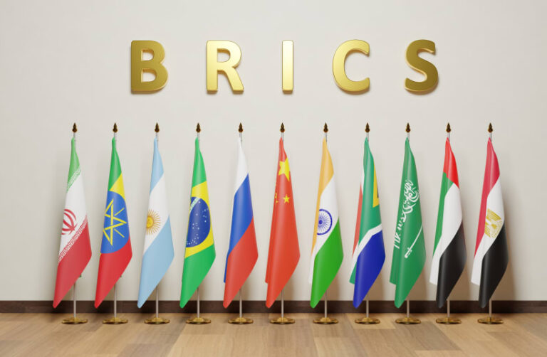 Trump Declara “BRICS Está Morto” e Ameaça Tarifas de 100%